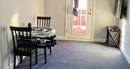 Gordie's Lookout: Top Floor Executive Suite with Workspace