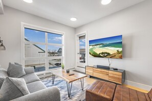 TV - Stylish Calgary Getaway Near 17th Ave (Calgary)
