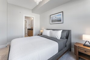 Iron/ironing board, WiFi, bed sheets - Stylish Calgary Getaway Near 17th Ave (Calgary)
