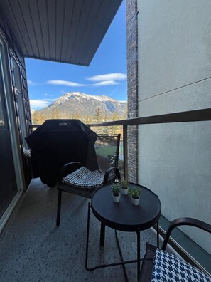 Property grounds - Mountain Getaway| 1 bed 1-Bath Condo (Canmore)