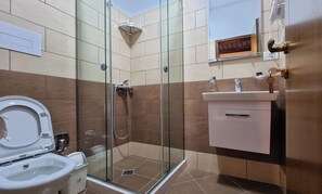 Habitación doble Deluxe, vista a la montaña | Baño | Regadera, amenidades de baño gratuitas, secadora de cabello, toallas 