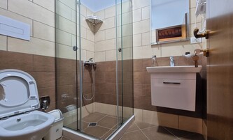 Ducha, artículos de tocador gratuitos, secador de pelo, toallas