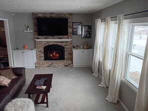 Smart TV, chimenea, reproductor de DVD