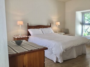 3 habitaciones, tabla de planchar con plancha, wifi y ropa de cama 