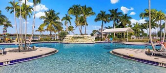 Luxurious 2+ BR villa:highly sought after Naples Reserve for annual & seasonal