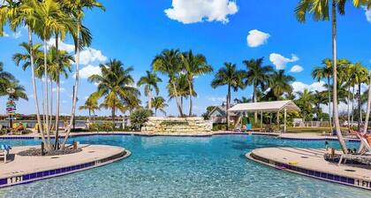 Luxurious 2-bedroom villa in highly sought after Naples Reserve