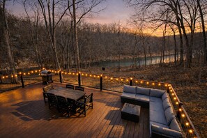 Outdoor dining - Crooked Creek A-Frame (Flippin)