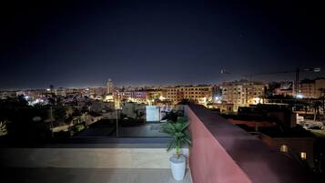 Departamento superior, balcón, vista a la ciudad | Áreas de la propiedad