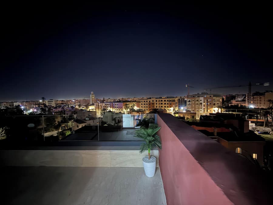 Apartamento superior, balcón, vistas a la ciudad | Jardines del alojamiento