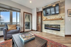 TV, fireplace