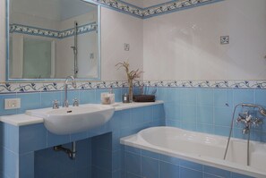 Hair dryer, bidet, towels, soap - Taormina Home La Terrazza di Fede. 5 minutes walk from downtown. Private car park (Taormina)
