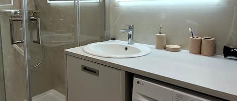 Studio, vue sur la ville | Salle de bain | Douche, douche cascade, séchoir à cheveux, serviettes fournies