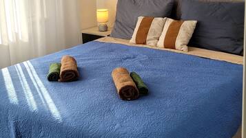 Leilighet, balkong, byutsikt | Skrivebord for bærbar PC, strykejern/-brett og wi-fi (inkludert)