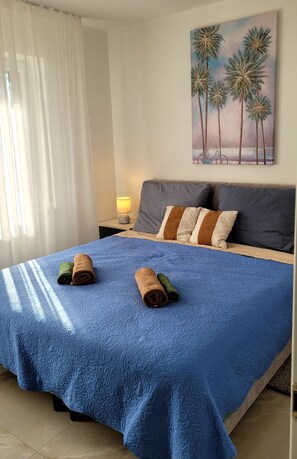 Apartament, balcó, vistes a la ciutat | Espai de treball apte per a portàtils i planxa i posts de planxar