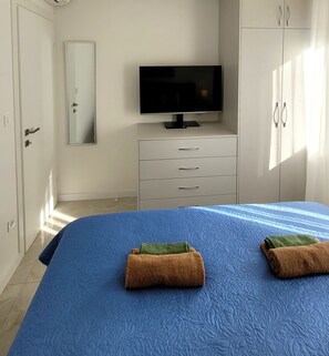 مساحة عمل للكمبيوتر المحمول ومكواة/لوح كي وواي فاي مجانًا