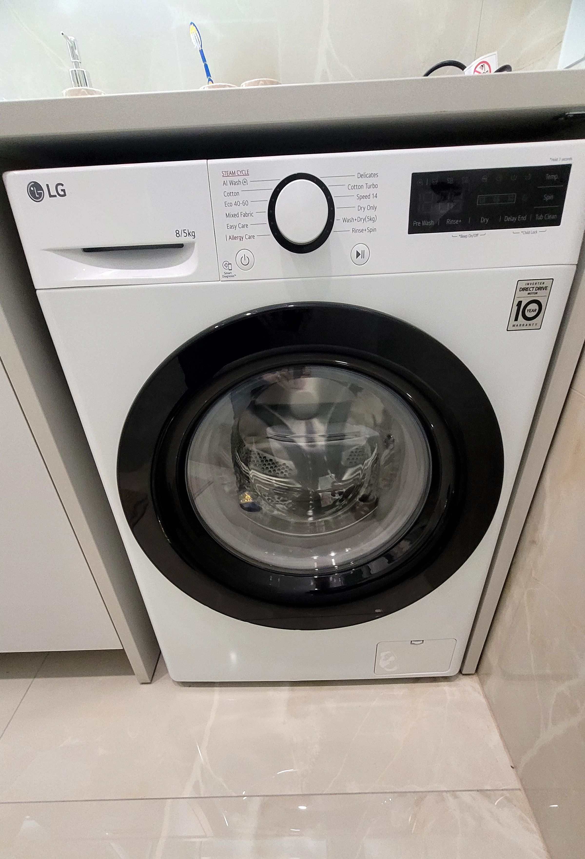 Vue de face d’un lave-linge à chargement frontal LG d’une capacité de 8 kg, assorti d’une garantie de 10 ans.