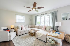 Smart TV - Charming 2BR/2BA home just a short walk to the bay with breathtaking sunsets. (Lower Township)