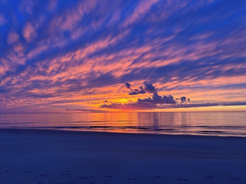 Charming 2BR/2BA home just a short walk to the bay with breathtaking sunsets.