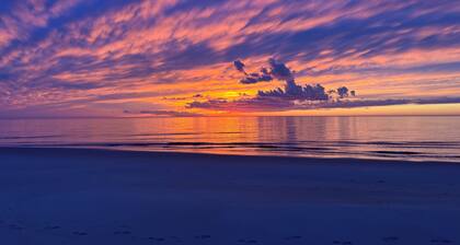 Charming 2BR/2BA home just a short walk to the bay with breathtaking sunsets.