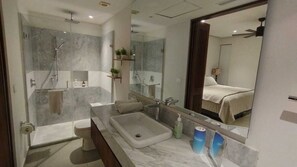 Douche, sèche-cheveux, serviettes fournies, savon