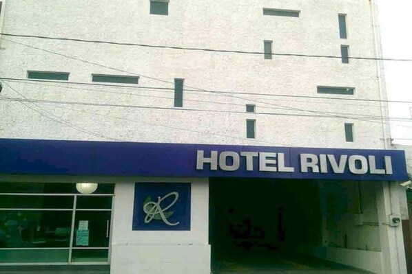 A building with a sign reading "HOTEL RIVOLI".