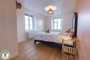 Travel crib, free WiFi, bed sheets