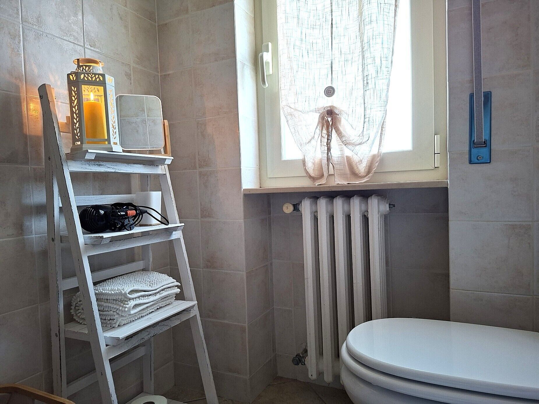 Sèche-cheveux, serviettes fournies, savon, papier toilette