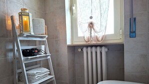 Hårføner, håndklær, såpe og toalettpapir