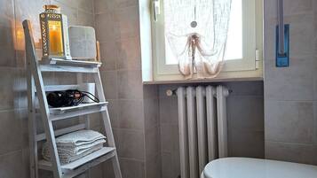 SĂšche-cheveux, serviettes fournies, savon, papier toilette