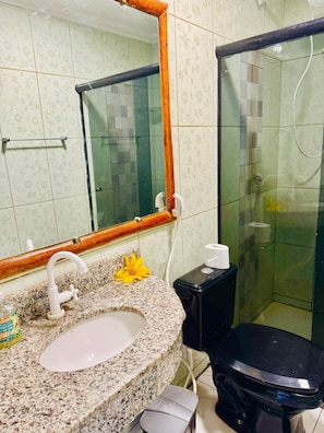 Serviettes fournies, papier toilette