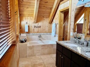 Suihku, hiustenkuivaaja, pyyhkeet, saippua