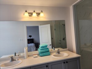 Hair dryer, towels, soap, toilet paper - Journey Behind the Falls | Entire home - 3 bed (Niagara Falls)