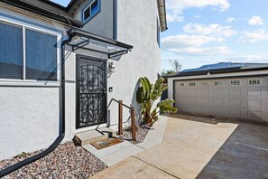 Exterior - Spacious Suite: Minutes to Everything! (San Diego)
