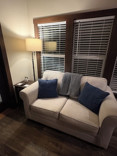 Tranquil 2-bedroom cottage with AC in charming Carolina, AL