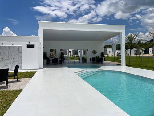 Charming 2-bedroom house with AC in peaceful Metapan