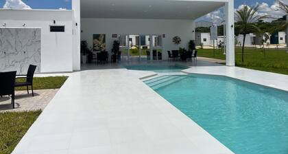 Charming 2-bedroom house with AC in peaceful Metapan