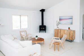 Living area - Bohobunnie Bungalow • Artist Retreat in P-town (Pioneertown)