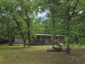 Exterior - Walk to Lake • 🔥Fire Pit • Pets Welcome 🐾.             + golf ⛳️ (Canadian)