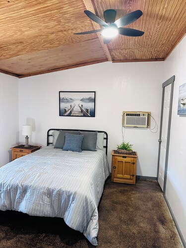 Spacious 3 bedroom 1 bath on a quiet road 
pet friendly lake house