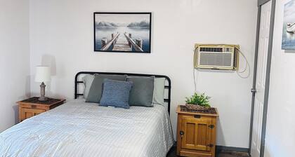 Spacious 3 bedroom 1 bath on a quiet road
pet friendly lake house