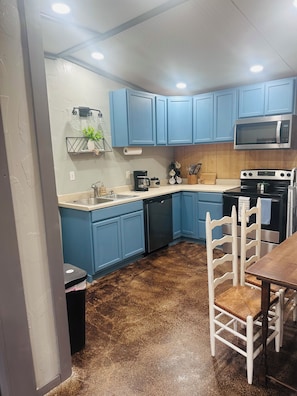 Private kitchen - Spacious 3 bedroom 1 bath on a quiet road 
pet friendly lake house (Canadian)