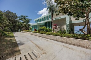 Property grounds - Casa Sea Glass 5 bedroom home waterfront with Pool (Roatan)