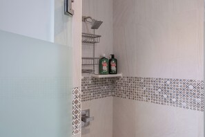 Shower, hair dryer, towels, soap - Casa Sea Glass 5 bedroom home waterfront with Pool (Roatan)