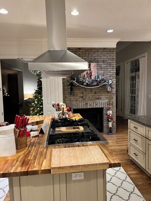 Private kitchen - Spacious 4-bedroom4bth house in private golf course community ready for Masters (North Augusta)