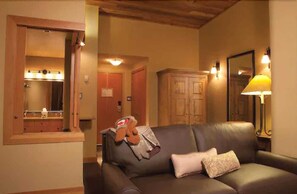 Interior - Sunshine Mountain Lodge - Superior Room (Banff)