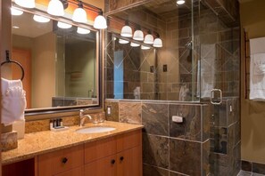 Bathroom - Sunshine Mountain Lodge - Superior Room (Banff)