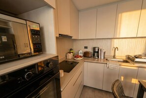 Standard Apartment, 2 Bedrooms | Private kitchen | Microwave, oven, stovetop, cookware/dishes/utensils - Edificio The Place Ñuñoa by Domus (Santiago)