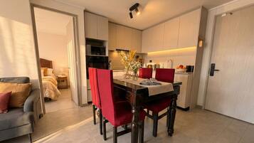 Apartment, 2 Schlafzimmer | Wohnbereich | 43-Zoll-LED-Fernseher mit Digitalempfang