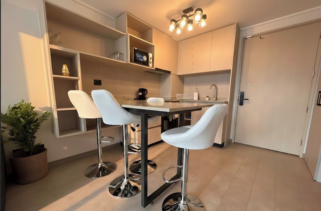 Apartamento estándar | Zona de estar | Televisión LED de 43 pulgadas con canales digitales