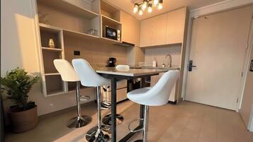 Apartamento estándar | Zona de estar | Televisión LED de 43 pulgadas con canales digitales